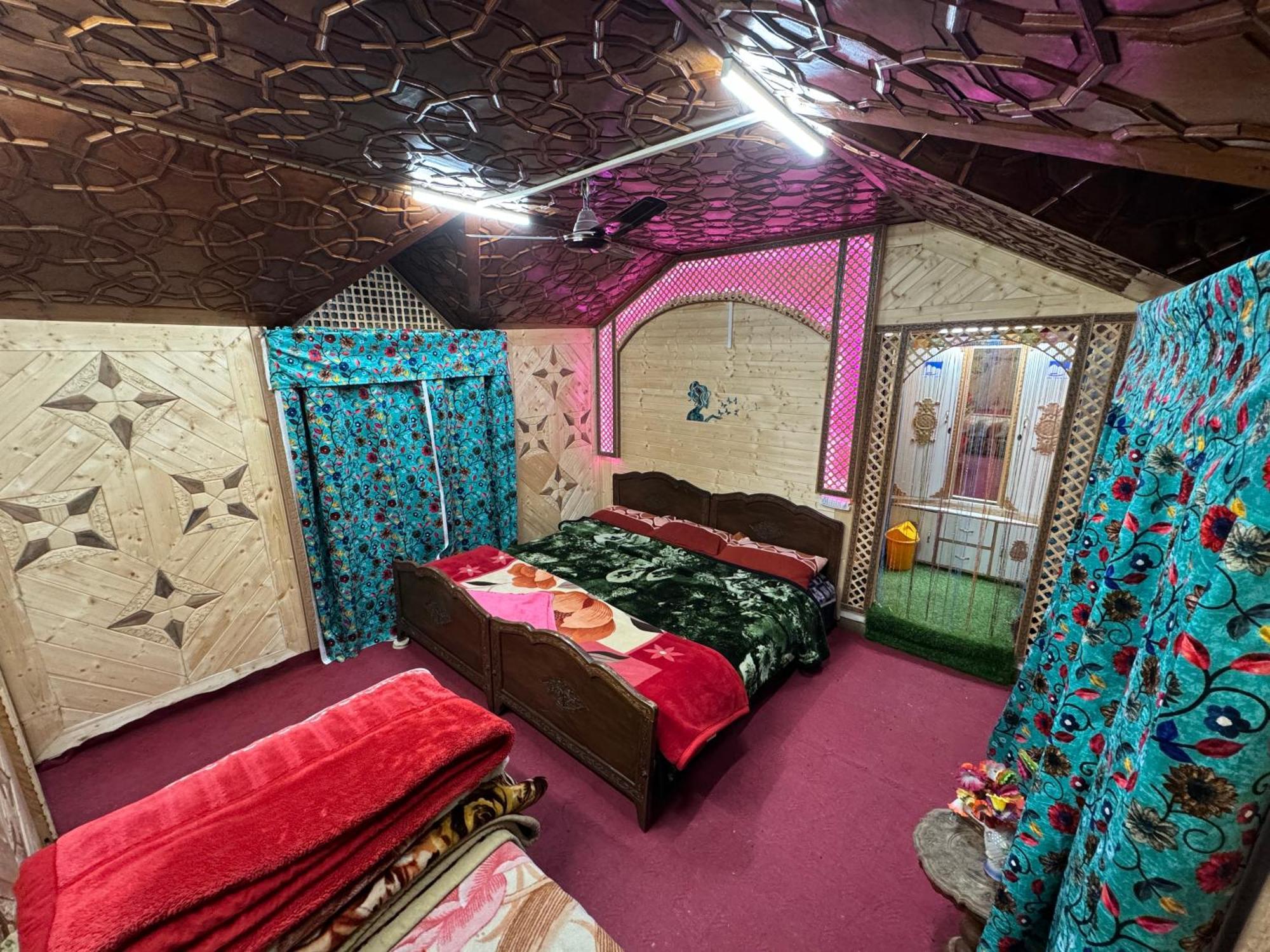 Houseboat Young Balmoral Castle Σριναγκάρ Εξωτερικό φωτογραφία