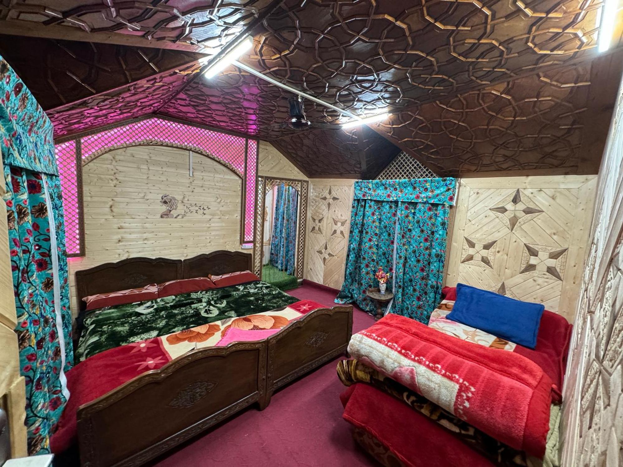 Houseboat Young Balmoral Castle Σριναγκάρ Εξωτερικό φωτογραφία
