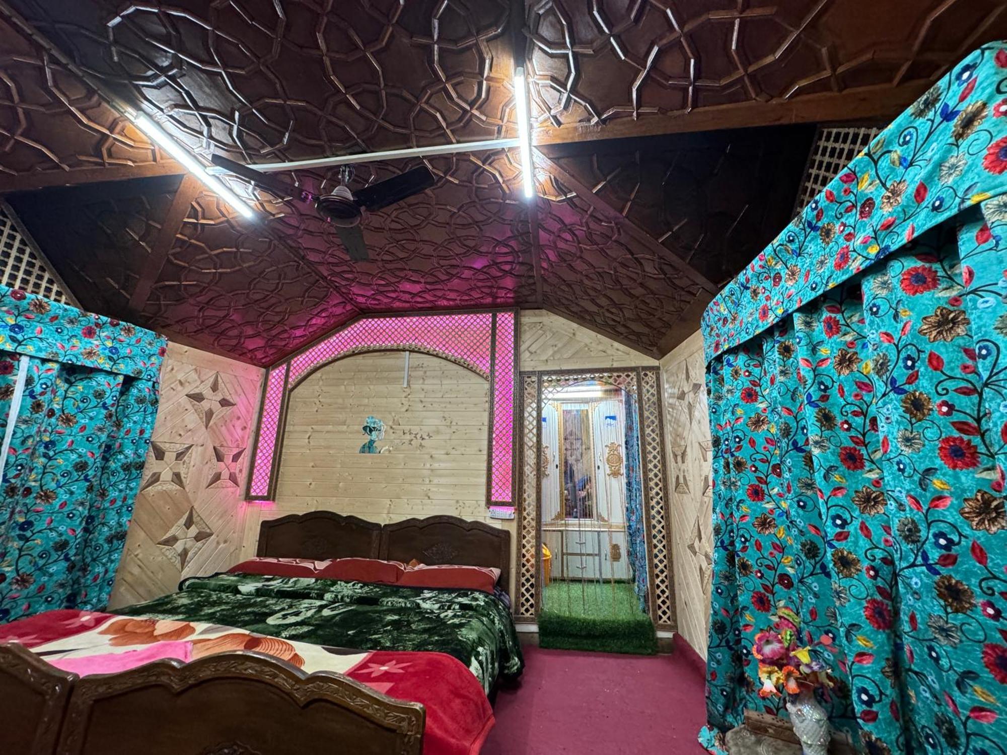 Houseboat Young Balmoral Castle Σριναγκάρ Εξωτερικό φωτογραφία