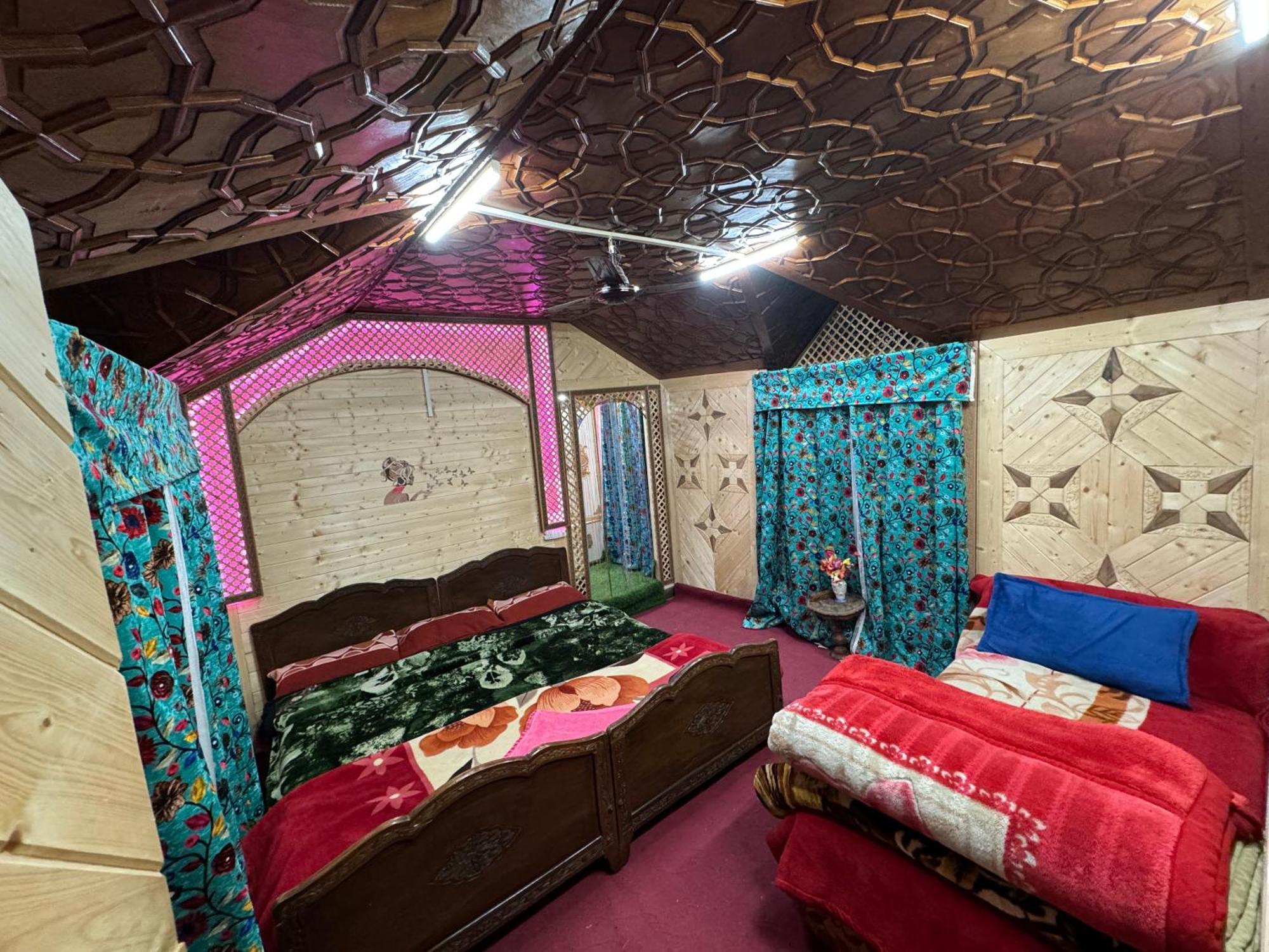 Houseboat Young Balmoral Castle Σριναγκάρ Εξωτερικό φωτογραφία